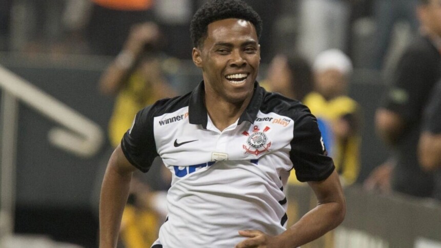 Elias sorrindo e comemorando gol com a camisa do Corinthians