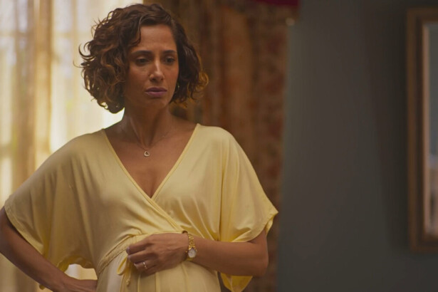 Ellen coloca a mão na barriga em cena da novela Dona de Mim