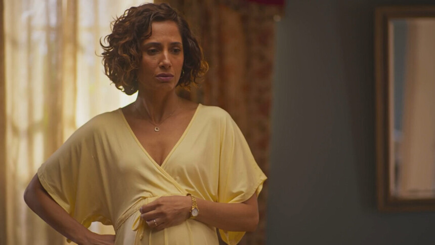 Ellen coloca a mão na barriga em cena da novela Dona de Mim