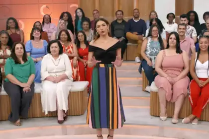 Patrícia Poeta em frente a plateia do Encontro