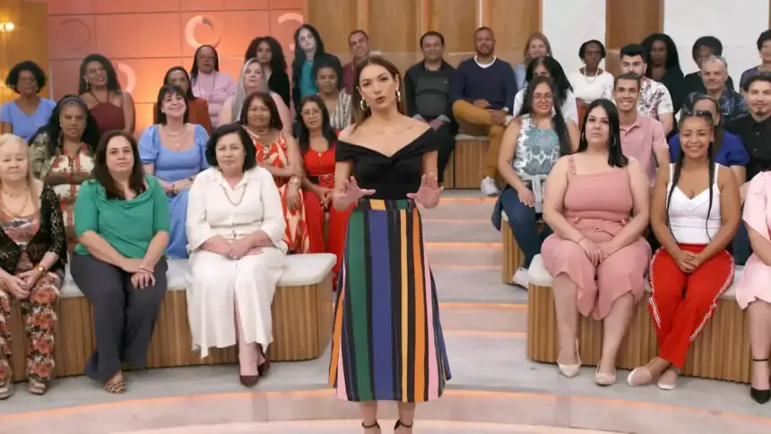 Patrícia Poeta em frente a plateia do Encontro