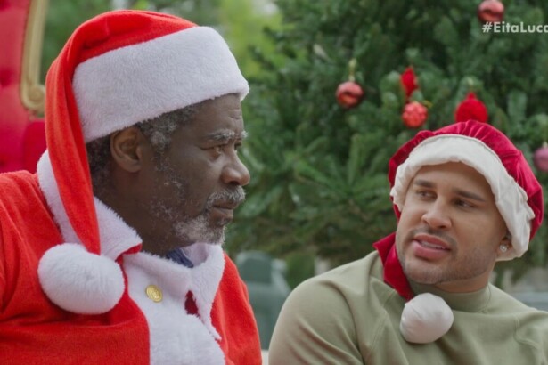Papai Noel Chocolate ao lado de Lucas Guimarães em uma praça na gravação do Eita Lucas!