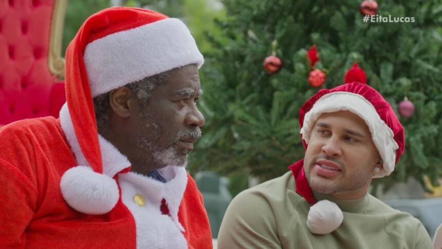 Papai Noel Chocolate ao lado de Lucas Guimarães em uma praça na gravação do Eita Lucas!