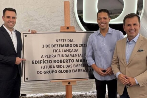 Fabiano Andrade, Fred Ferreira e Antônio de Castro posando ao lado da pedra fundamental da nova sede da Globo em Brasília