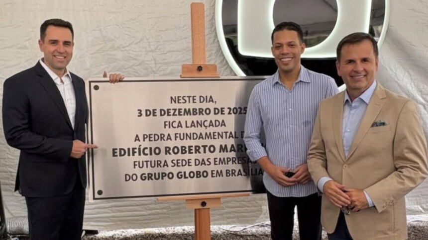 Fabiano Andrade, Fred Ferreira e Antônio de Castro posando ao lado da pedra fundamental da nova sede da Globo em Brasília