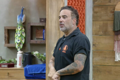 Fabiano com o macacão da Prova de Fogo em A Fazenda