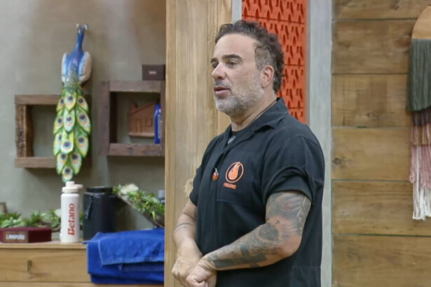 Fabiano com o macacão da Prova de Fogo em A Fazenda