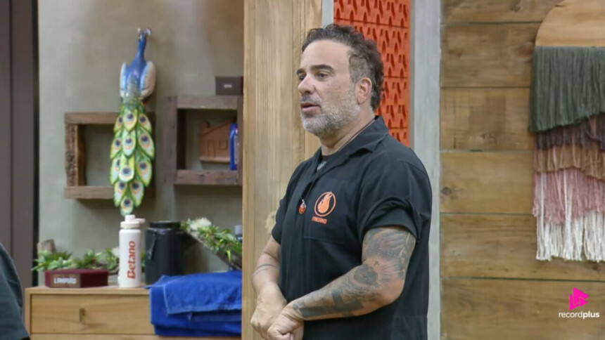 Fabiano com o macacão da Prova de Fogo em A Fazenda