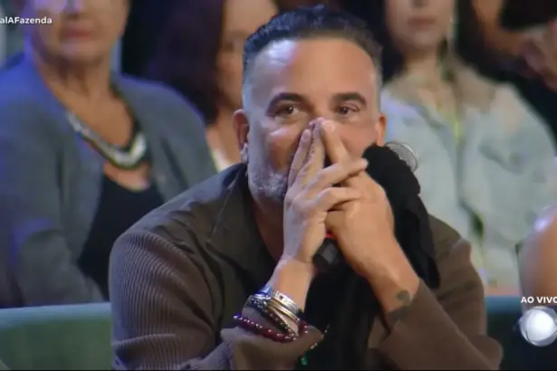 Fabiano com o dedo no rosto na final de A Fazenda 17