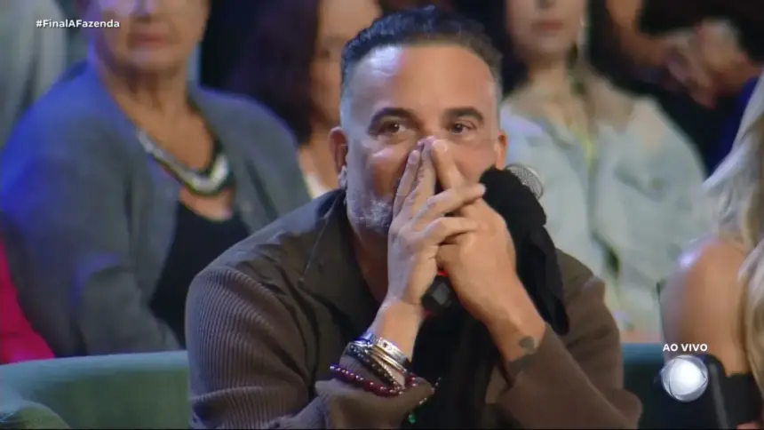 Fabiano com o dedo no rosto na final de A Fazenda 17