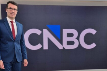 Fabio Turci em frente ao telão no cenário do CNBC