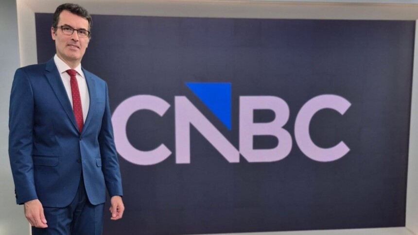Fabio Turci em frente ao telão no cenário do CNBC