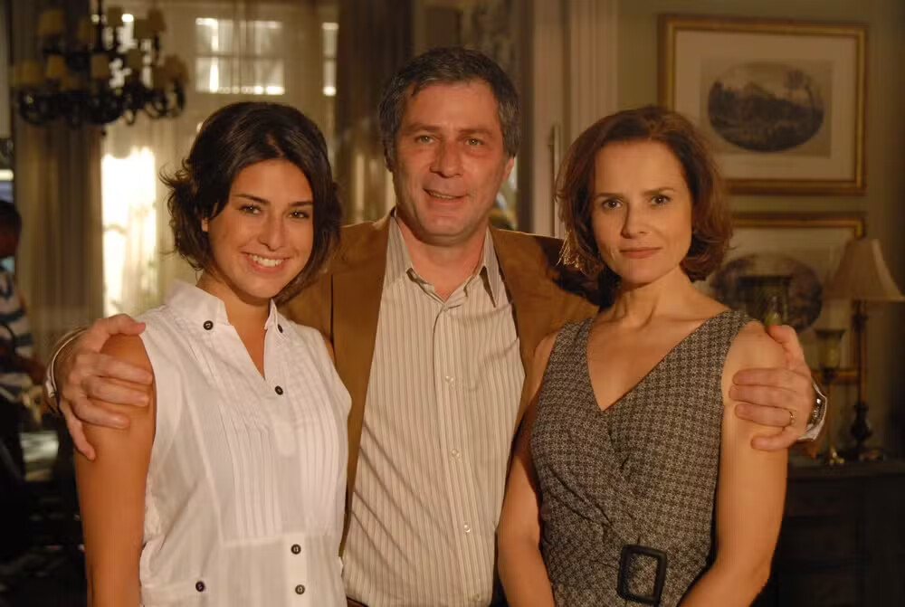 Fernanda Paes Leme, Leopoldo Pacheco e Bia Seidl abraçados nos bastidores de 'Paraíso' 