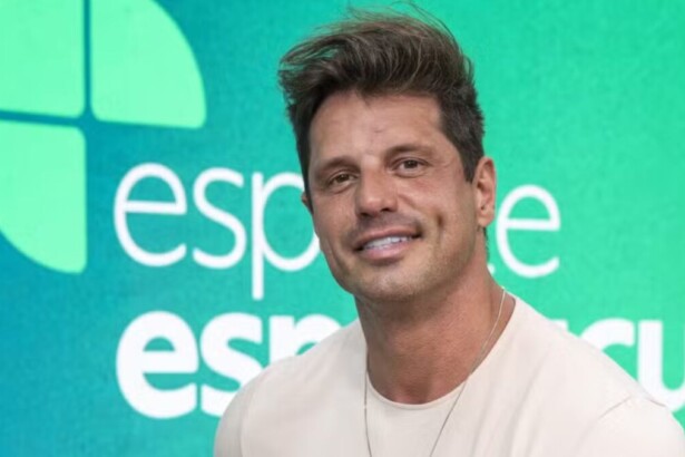 Fernando Fernandes em foto posada em frente ao telão no cenário do Esporte Espetacular