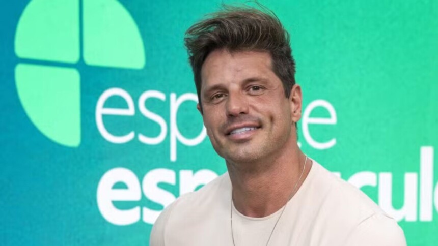 Fernando Fernandes em foto posada em frente ao telão no cenário do Esporte Espetacular