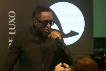 Vocalista do Serial Funkers canta na festa de A Fazenda 17. Atrás dele um logo do patrocinador Sapatinho de Luxo