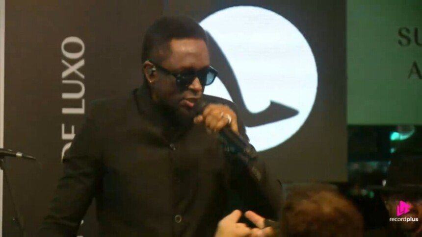Vocalista do Serial Funkers canta na festa de A Fazenda 17. Atrás dele um logo do patrocinador Sapatinho de Luxo