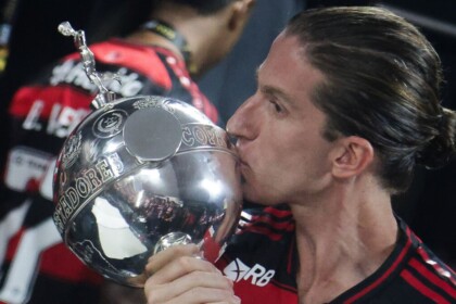 Filipe Luís beijando a taça da Libertadores com a camisa do Flamengo
