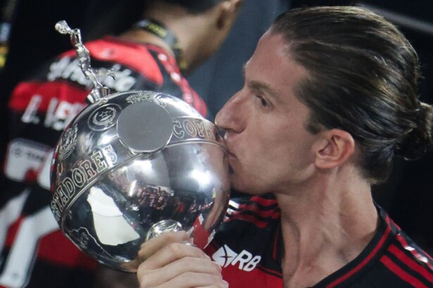 Filipe Luís beijando a taça da Libertadores com a camisa do Flamengo