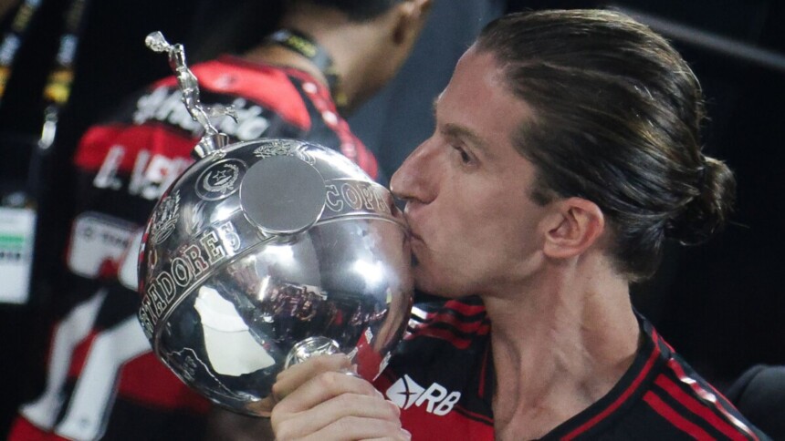 Filipe Luís beijando a taça da Libertadores com a camisa do Flamengo