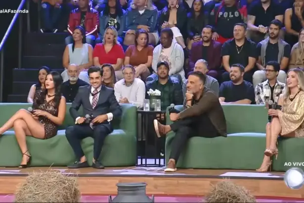 Finalistas de a fazenda 17 sentados no sofá verde da grande final