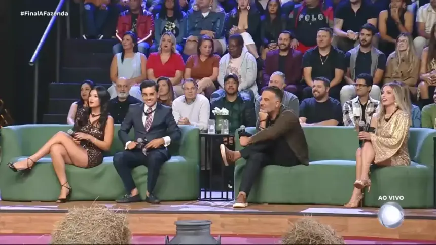 Finalistas de a fazenda 17 sentados no sofá verde da grande final