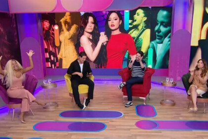 Elenco do Fofocalizando eleva as mãos no cenário do SBT, comemorando audiência
