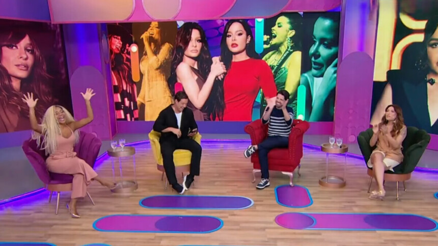 Elenco do Fofocalizando eleva as mãos no cenário do SBT, comemorando audiência