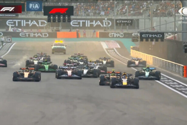 Carros da Fórmula 1 na pista do GP de Abu Dhabi na transmissão da Band com o logo da emissora posicionado no canto superior da tela