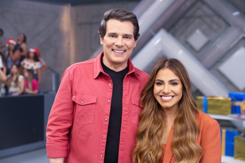 Celso Portiolli ao lado de Gabriela Rocha nos bastidores do Domingo Legal