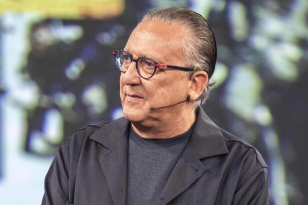 Galvão Bueno no estúdio da Globo olhando para o lado esquerdo
