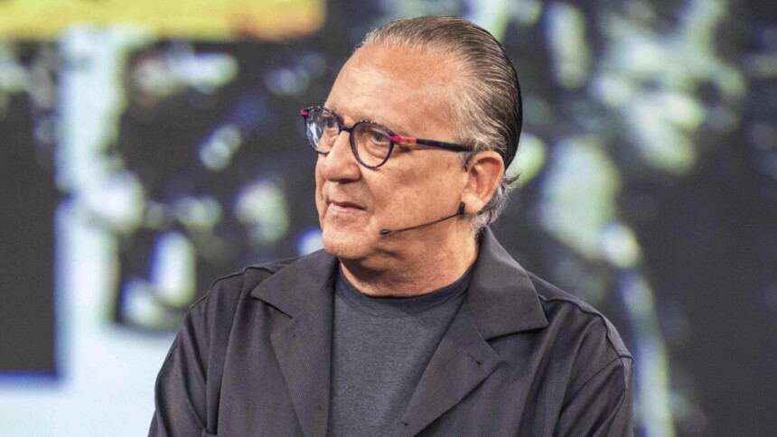 Galvão Bueno no estúdio da Globo olhando para o lado esquerdo