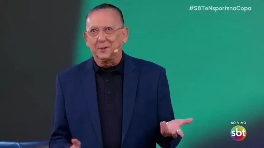 Galvão Bueno sorrindo no cenário do sorteio da Copa do Mundo no SBT