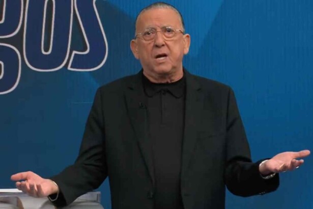 Galvão Bueno gesticulando com as mãos no programa 'Galvão e Amigos'