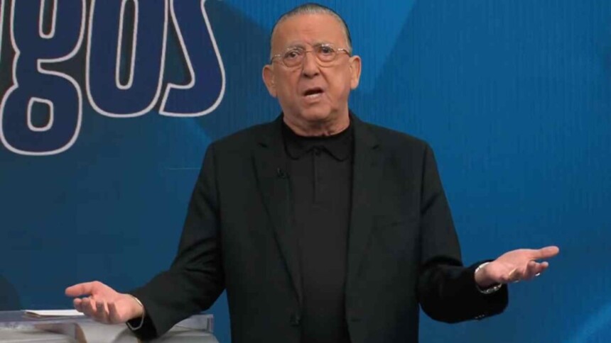 Galvão Bueno gesticulando com as mãos no programa 'Galvão e Amigos'