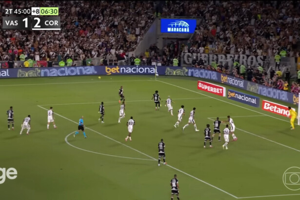 Jogadores do Vasco e do Corinthians no campo da partida da final da Copa do Brasil sendo exibida pelo GETV e Globo