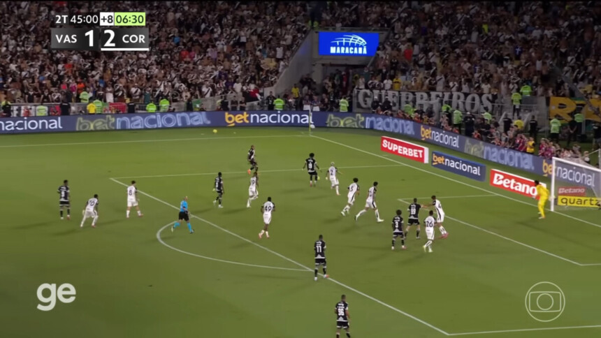 Jogadores do Vasco e do Corinthians no campo da partida da final da Copa do Brasil sendo exibida pelo GETV e Globo