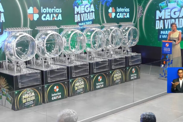 Globos vazios no sorteio da Mega da Virada ao lado da apresentadora Nadiara Pereira