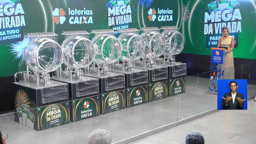 Globos vazios no sorteio da Mega da Virada ao lado da apresentadora Nadiara Pereira