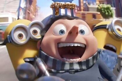 Minons e Gru em uma moto correndo em cena do filme Minions 2: A Origem de Gru