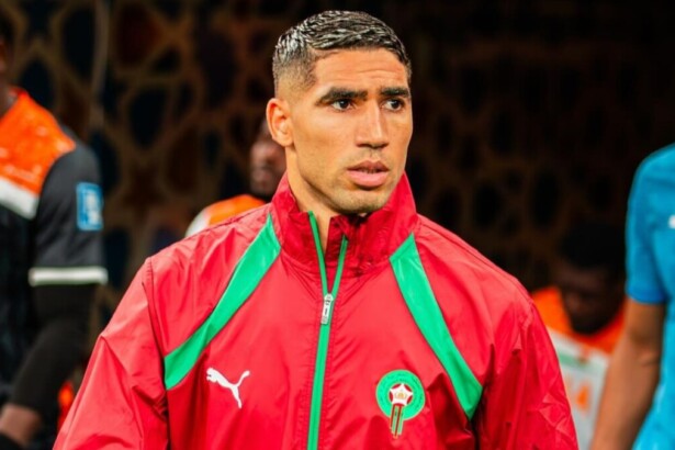 Jogador Hakimi entrando em campo com a camisa da Seleção de Marrocos