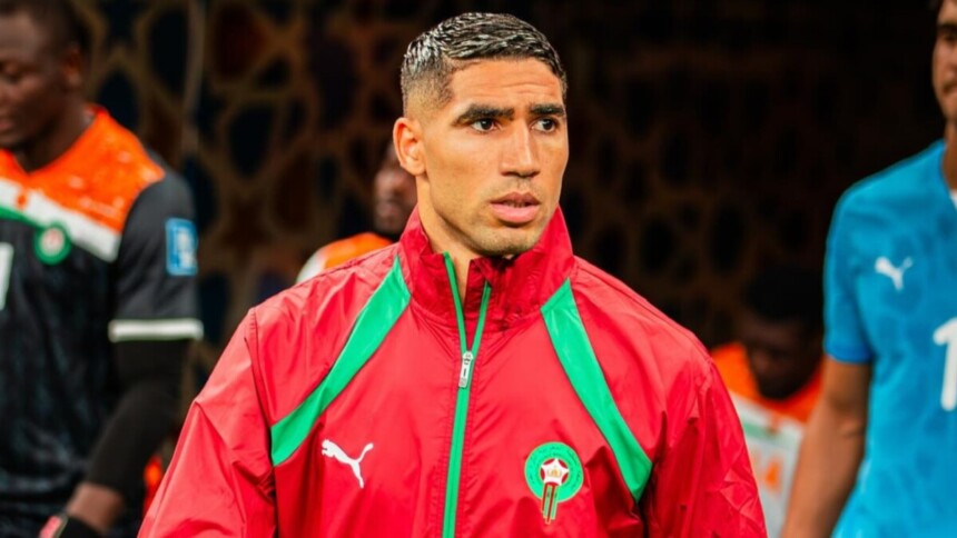 Jogador Hakimi entrando em campo com a camisa da Seleção de Marrocos