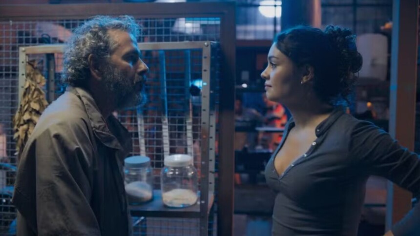 Joaquim (Marcos Palmeira) e Gerluce (Sophie Charlotte) em trecho de capítulo da novela Três Graças