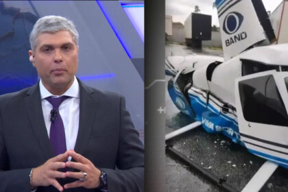 Apresentador Joel Datena no cenário do Brasil Urgente divide tela com o helicóptero da Band caído e destruído no chão, em um estacionamento de São Paulo