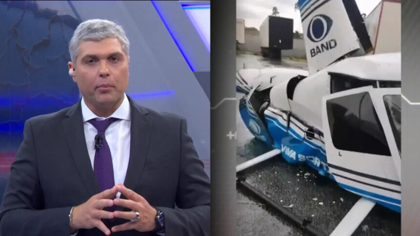 Apresentador Joel Datena no cenário do Brasil Urgente divide tela com o helicóptero da Band caído e destruído no chão, em um estacionamento de São Paulo