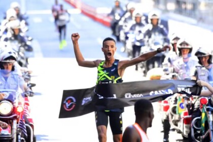 Brasileiro Johnatas Cruz cruzando a linha de chegada na São Silvestre 2024