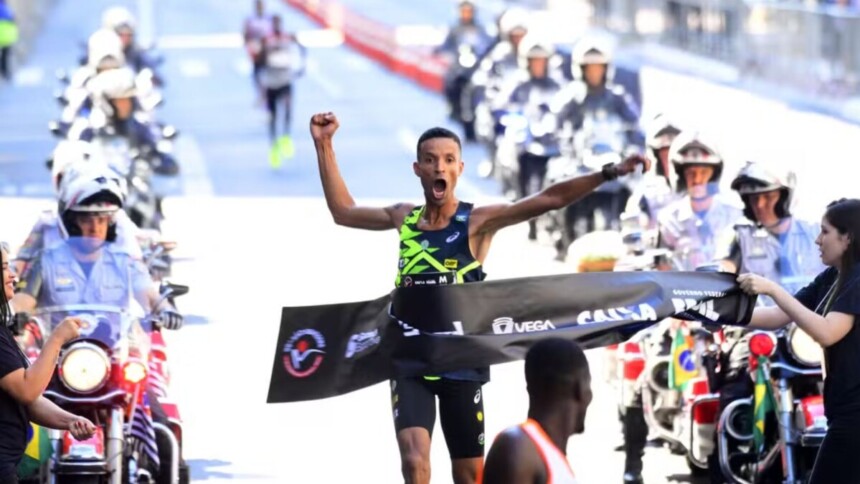 Brasileiro Johnatas Cruz cruzando a linha de chegada na São Silvestre 2024