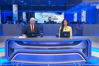 Celso Freitas e Marina Demori na bancada do Jornal do SBT News