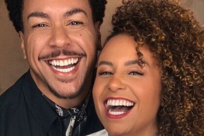 A jornalista Karine Alves e o cantor Lincoln Tornado sorrindo em um close-up, exibindo alegria e dentes brancos