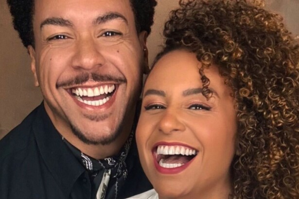 A jornalista Karine Alves e o cantor Lincoln Tornado sorrindo em um close-up, exibindo alegria e dentes brancos